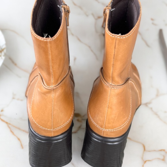 Clarks Y2K Tan Leather Heel Square Toe Boots Size 9.5 - Picture 4 of 14